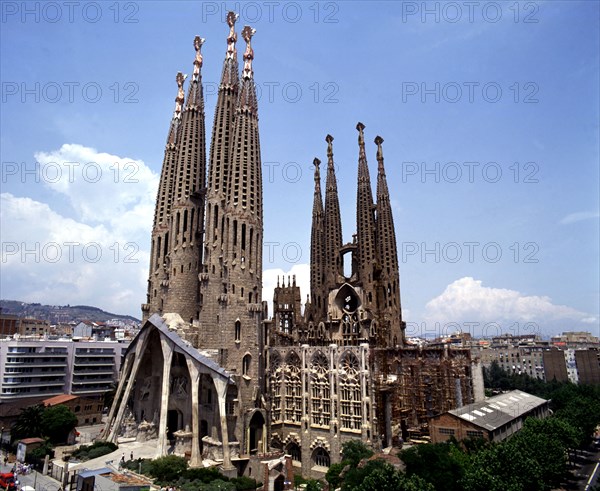 Sagrada Familia with the city in background, photo of 2000, by architect Antoni Gaudí i Cornet (1?