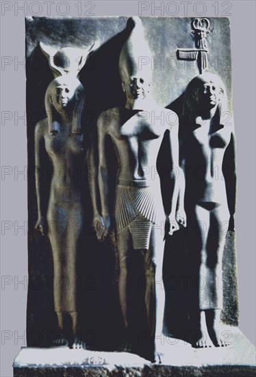 Menkaure Triad'. Pharaoh Menkaure, builder of the third pyramid of Giza, 2600 B.C.