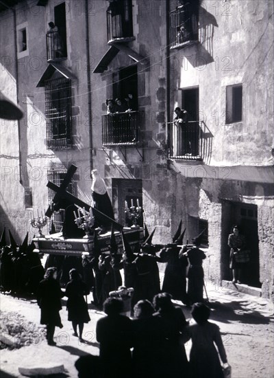 Easter procession along a street in Cuenca, photography of the 50s.