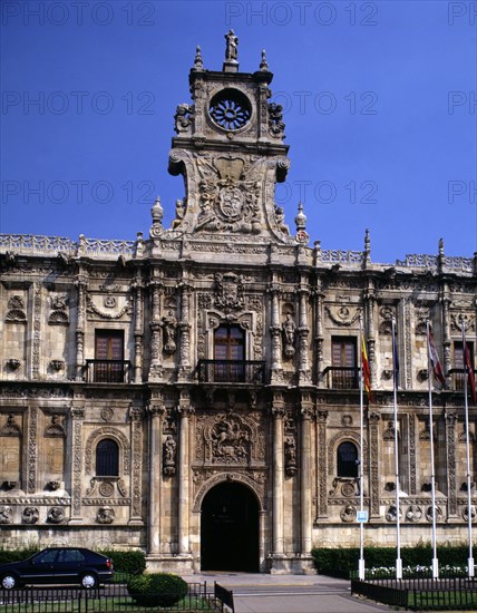 Detail of the façade of the Convent of San Marcos in León, ancient pilgrims Hospital today houses?