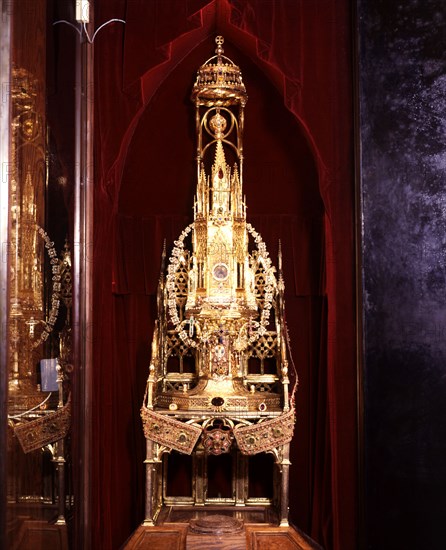 Custodia, chair and crown of King Martí l'Humà in the Barcelona Cathedral.