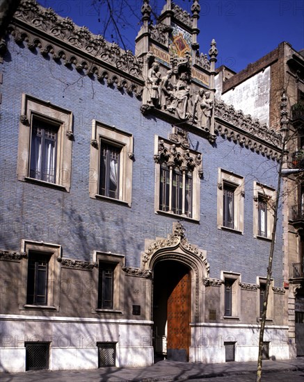 Breastfeeding Municipal Building façade with sculptures by Eusebi Arnau, 1910, work by Antoni Fal?