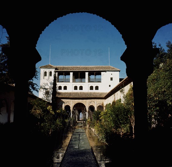 View of the courtyard of the ditch with the gardens and fountains of the Alhambra, at the bottom ?