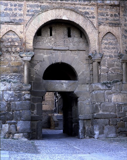 Old door of Bisagra, built on an Arab base, also called Alphonse VI door because the Cid crossed ?