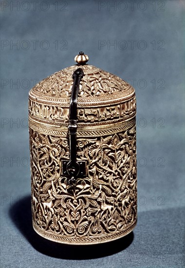 Container of Zamora, from the Cathedral of Zamora, 964 d.C..