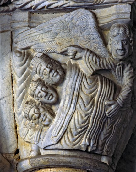 Capital in the left part of the Cloister of the Cathedral of Tarragona representing the Magi lyin?