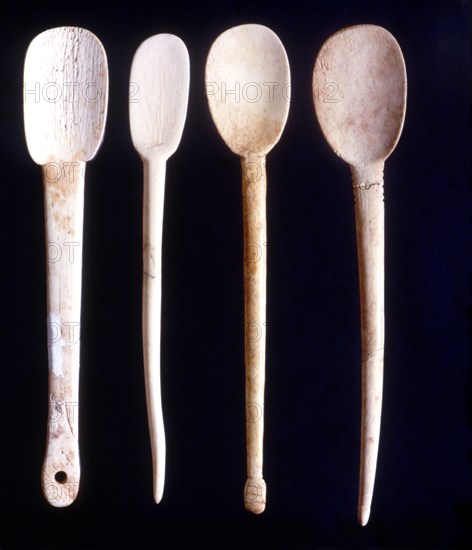 Bone spoons made by abrasion technique, from the Cova de l'Or (Beniarrés, Alicante). The longest ?