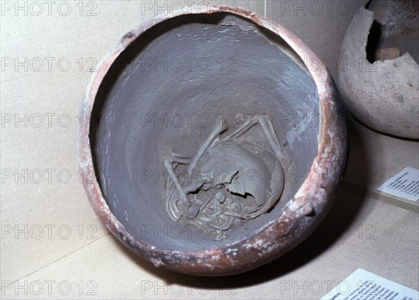 Urn of argaric pottery urn with an infant burial inside, from the town of Cerro de las Viñas (Coy?