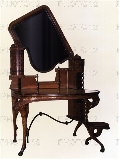 Dressing table, by Antoni Gaudí.