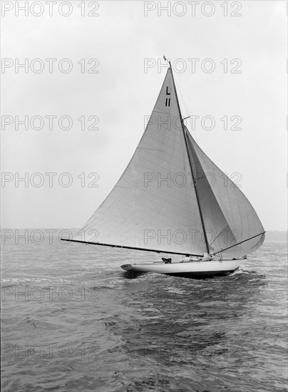 'Wamba II' running downwind under spinnaker, 1914. Creator: Kirk & Sons of Cowes.