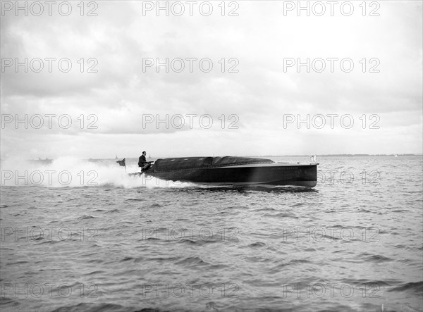 The hydroplane 'Maple Leaf IV', 1913. Creator: Kirk & Sons of Cowes.