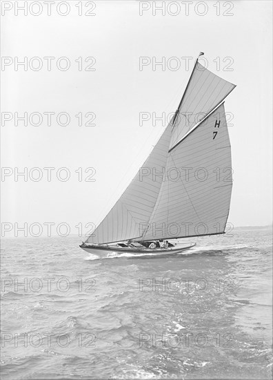 The 8 Metre 'Garraveen', sailing close-hauled, 1914. Creator: Kirk & Sons of Cowes.