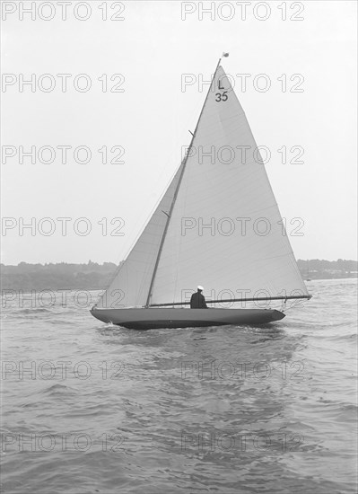 The 6 Metre 'Lanka' sailing close-hauled, 1914. Creator: Kirk & Sons of Cowes.