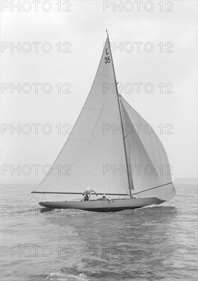 The 6 Metre 'Lanka' sailing with spinnaker, 1914. Creator: Kirk & Sons of Cowes.