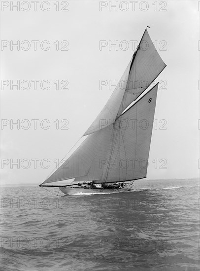 The 15 Metre cutter 'Ma'oona' sailing close-hauled, 1914. Creator: Kirk & Sons of Cowes.