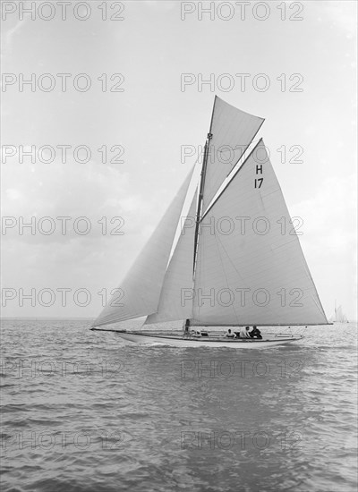 The 8 Metre 'Ierne' sailing close-hauled, 1913. Creator: Kirk & Sons of Cowes.