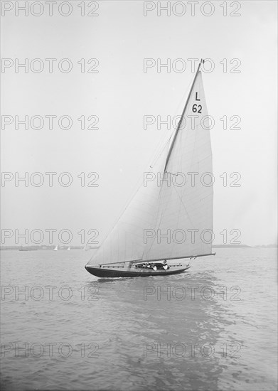 The 6 Metre 'Mosquito' sailing close-hauled, 1913. Creator: Kirk & Sons of Cowes.