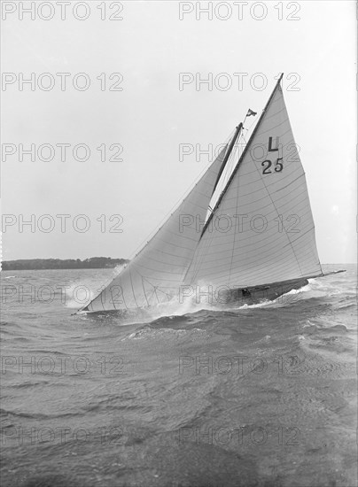 'Cremona' crashes through wave, 1913. Creator: Kirk & Sons of Cowes.