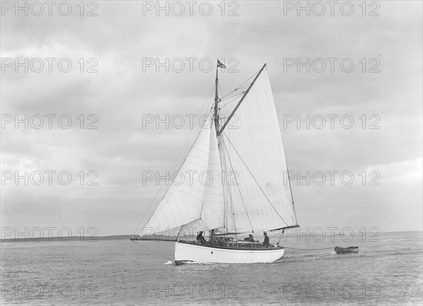 The gaff rig sailboat 'Bunty' close-hauled, 1921. Creator: Kirk & Sons of Cowes.