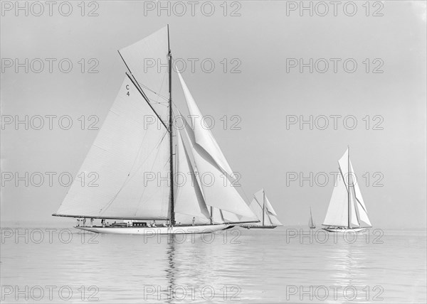 'Norada', 'Britannia' & 'Maudrey' sailing in gentle winds, 1913. Creator: Kirk & Sons of Cowes.