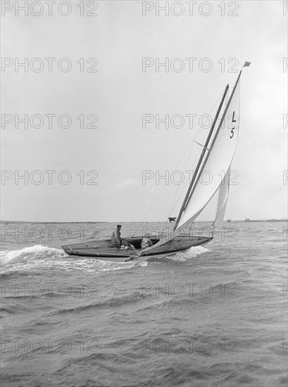 The 6 Metre 'Vanda' sailing broad reach, 1913. Creator: Kirk & Sons of Cowes.