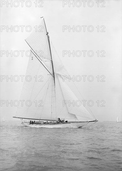 The 40-rater cutter 'Carina' sailing close-hauled, 1913. Creator: Kirk & Sons of Cowes.