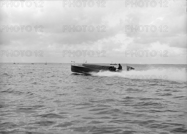 The hydroplane 'Izme', 1913. Creator: Kirk & Sons of Cowes.