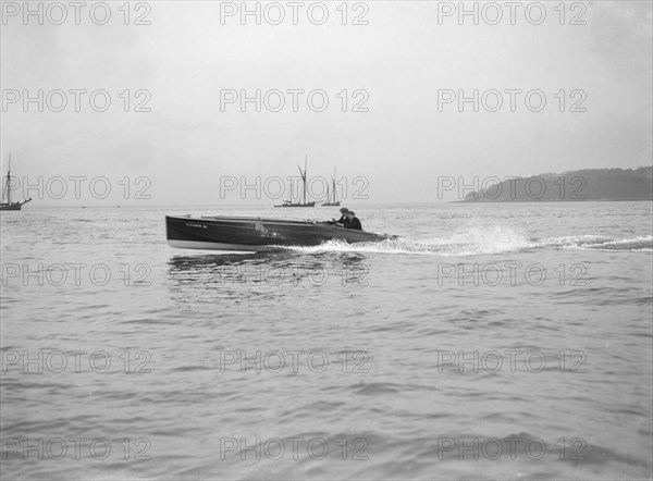 The hydroplane 'Vicuna III' underway, 1913.  Creator: Kirk & Sons of Cowes.