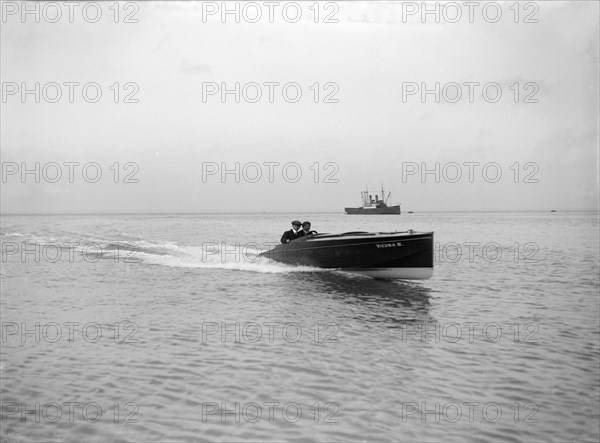 The hydroplane 'Vicuna III' underway, 1913.  Creator: Kirk & Sons of Cowes.