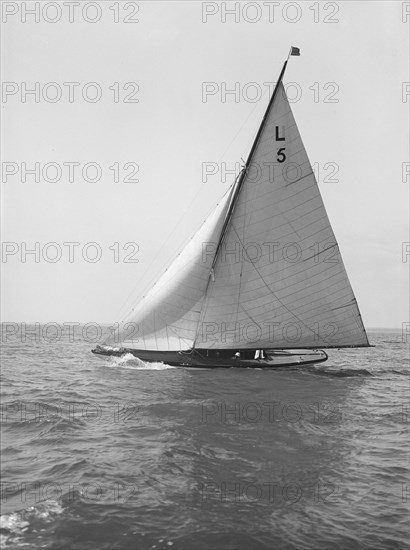 The 6 Metre 'Vanda' sailing close-hauled, 1914. Creator: Kirk & Sons of Cowes.