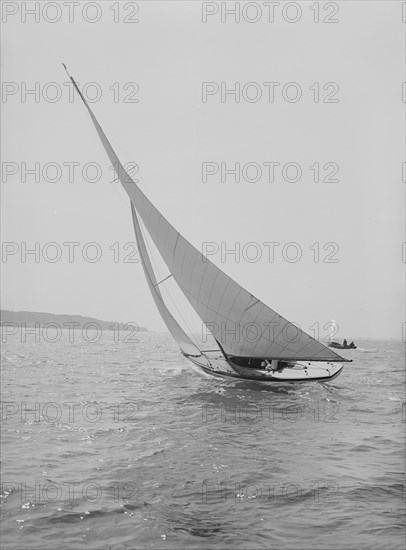 The 6 Metre 'Vanda' sailing close-hauled, 1914. Creator: Kirk & Sons of Cowes.