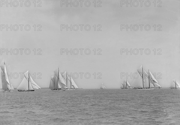 Start for the King's Cup yacht race, 1909. Creator: Kirk & Sons of Cowes.