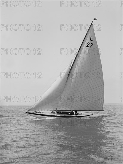 The 6 Metre 'Bubble' sailing upwind, 1914. Creator: Kirk & Sons of Cowes.