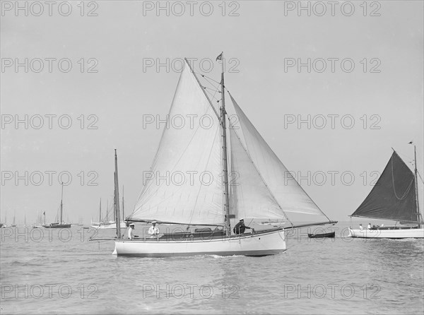 The yawl 'Heroine' under sail, 1913. Creator: Kirk & Sons of Cowes.