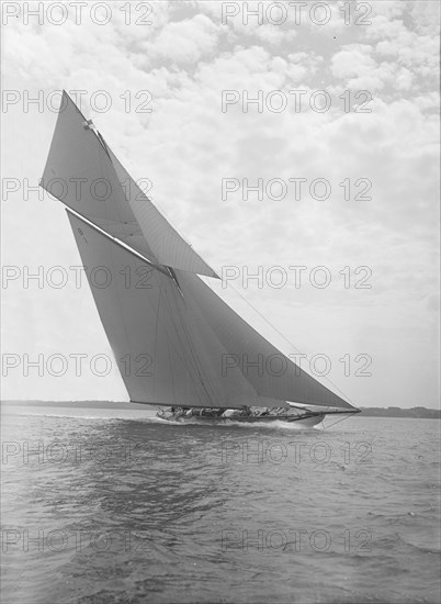 The Big Class 'White Heather II' heeling in a good wind, 1911. Creator: Kirk & Sons of Cowes.