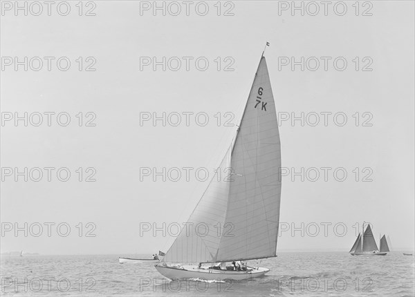 The 6 Metre class 'Cni' sailing close-hauled, 1921. Creator: Kirk & Sons of Cowes.