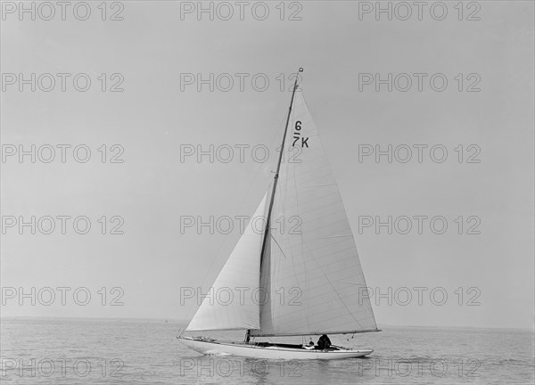 The 6 Metre 'Cni' sailing close-hauled, 1921.  Creator: Kirk & Sons of Cowes.