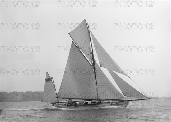 The 46 ft yawl 'Chinkara' under sail, 1913. Creator: Kirk & Sons of Cowes.