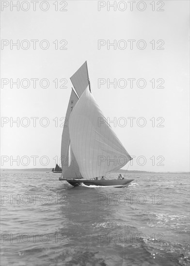 'Gundred' running downwind under spinnaker, 1913. Creator: Kirk & Sons of Cowes.