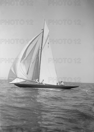 'Gundred' running downwind under spinnaker, 1913. Creator: Kirk & Sons of Cowes.