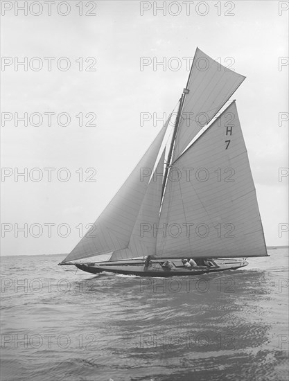 'Gundred' sailing close-hauled, 1913. Creator: Kirk & Sons of Cowes.