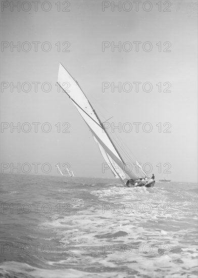 The gaff rigged cutter 'Bloodhound' sailing close-hauled, leaves wake, 1911. Creator: Kirk & Sons of Cowes.