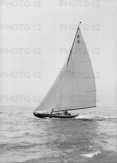 The 7 Metre yacht Strathendrick (K5), 1914. Creator: Kirk & Sons of Cowes.