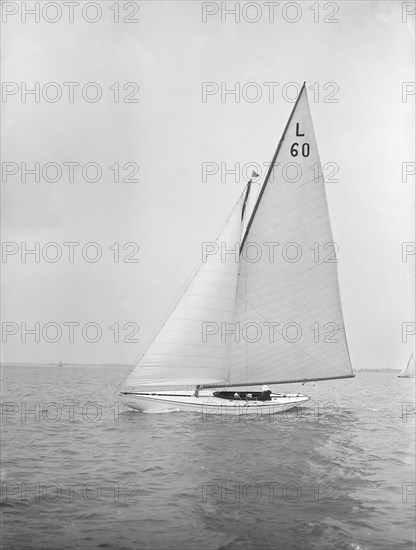 The 6 Metre class 'Sans-Souci' sailing upwind. Creator: Kirk & Sons of Cowes.