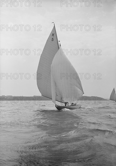 The 7 Metre yacht Strathendrick (K5) sailing with spinnaker, 1913. Creator: Kirk & Sons of Cowes.