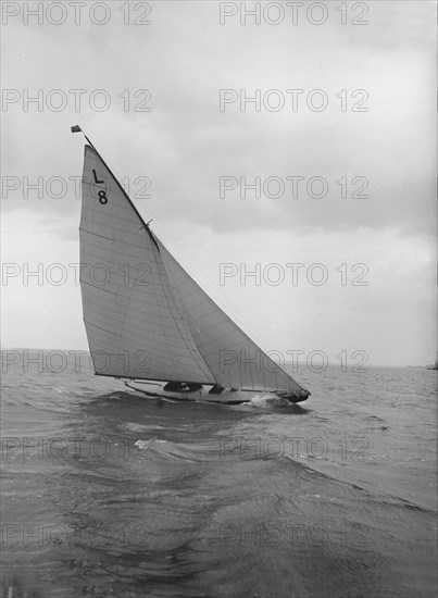 The 6 Metre 'Scotia IV' heeling on upwind leg, 1913. Creator: Kirk & Sons of Cowes.