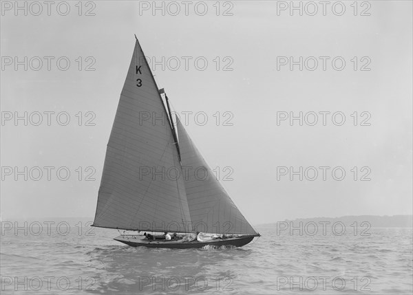 The 7 Metre 'Nelta' (K3) sailing close-hauled, 1911. Creator: Kirk & Sons of Cowes.