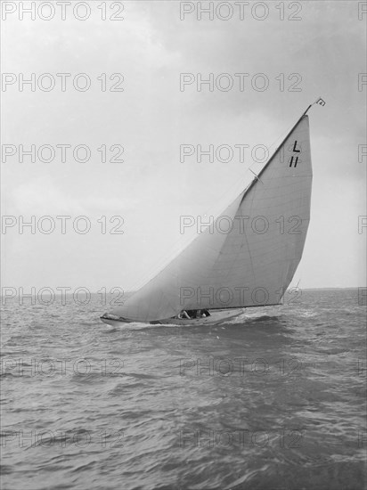 The 6 Metre 'Womba' heeling hard upwind, 1914. Creator: Kirk & Sons of Cowes.