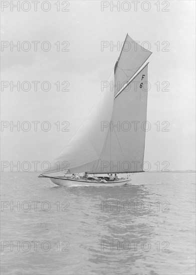 The 10 Metre class 'Eleda' (F6) sailing close-hauled, 1913. Creator: Kirk & Sons of Cowes.