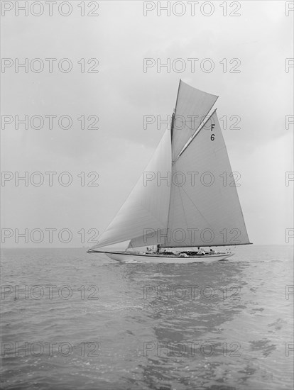 The 10 Metre class 'Eleda' (F6) sailing close-hauled, 1913. Creator: Kirk & Sons of Cowes.